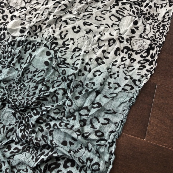 Ombré soft skull scarf with tassels - Picture 3 of 4